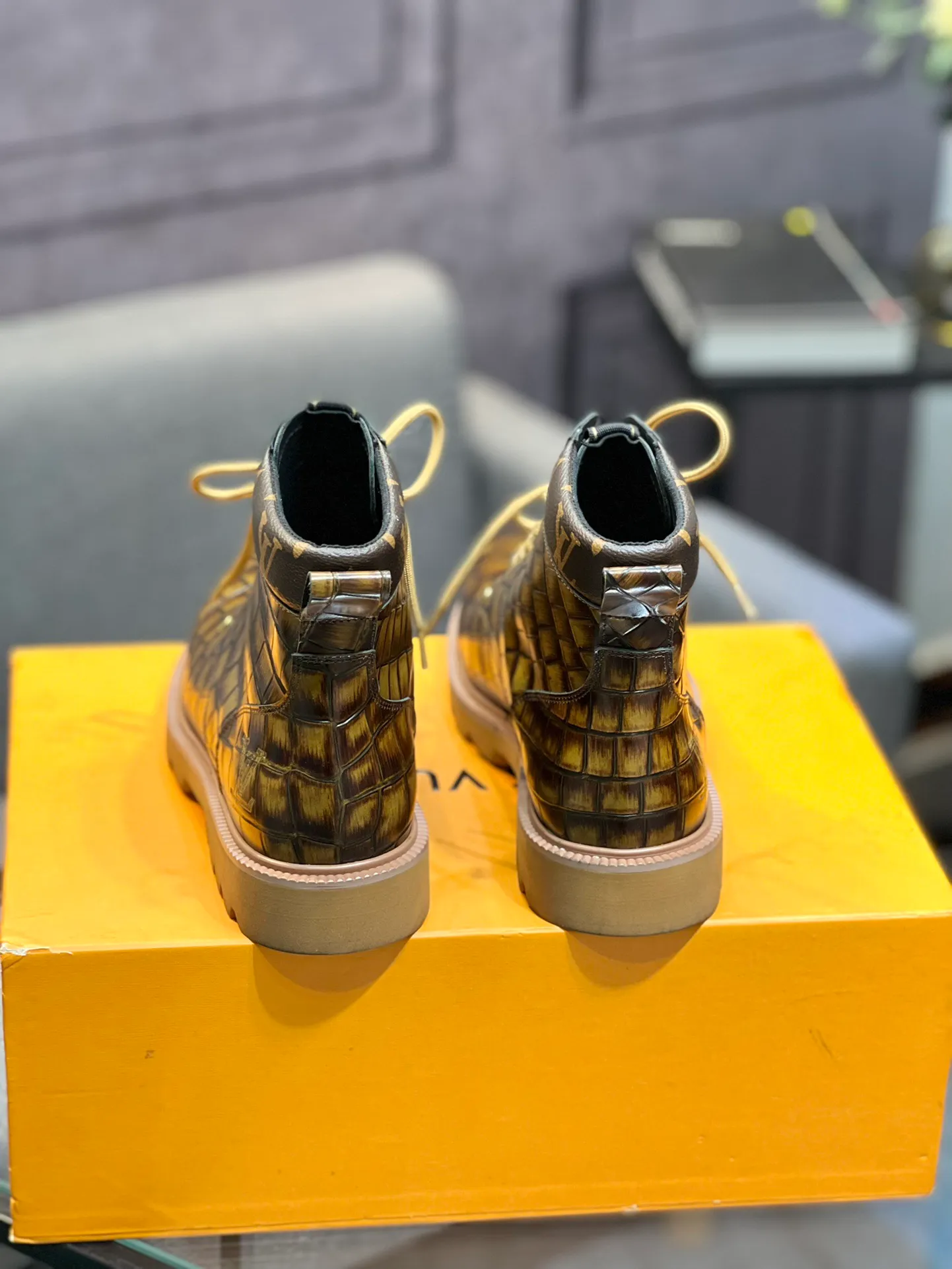 Men's shoes 💰900 L Home - the latest LV men's business casual boots, luxury and nobility are a must, all made of imported original first-layer cowhide, just to create a more comfortable wearing experience, ➕top imported water-dyed full cow lining, original high wear-resistant outsole! 👏👏 Size: Male 39-44; (38 45 46 customized)